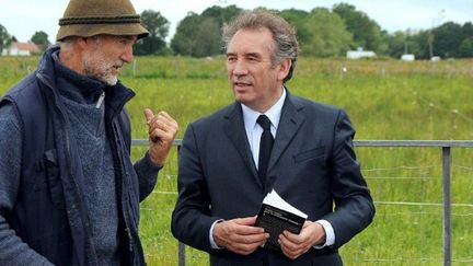 François Bayrou va de mairie en mairie pour assurer sa réélection. (PIERRE ANDRIEU / AFP)