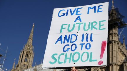 "Donnez-moi un futur et j'irai à l'école", dit cette pancarte aperçue à Londres le 20 septembre 2019 (ANDRES PANTOJA / SOPA IMAGES/SIP/SIPA / SIPA USA)