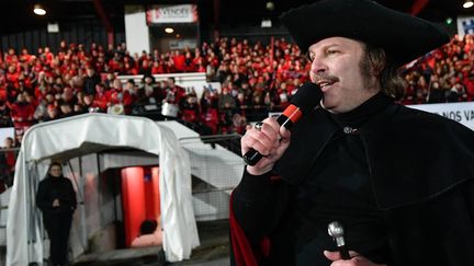 Philippe Katerine au stade Massabielle pour enregistrer un clip en hommage au club de foot des Herbiers   
 (Franck Dubray/Ouest France/Maxppp)