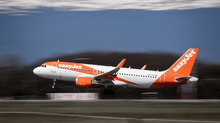 Un avion EasyJet décolle de l'aéroport de Genève (Suisse), le 22 mars 2019. (FABRICE COFFRINI / AFP)