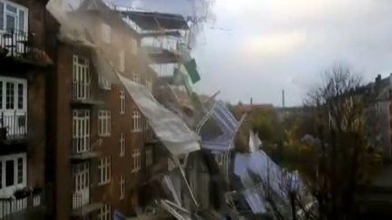 Un &eacute;chafaudage s'effondre, le 28 octobre 2013, &agrave; Copenhague (Danemark), sous l'effet de la temp&ecirc;te Christian. (APTN / FRANCETV INFO)