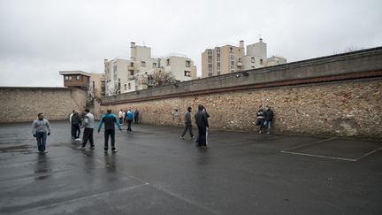 &nbsp; (La prison de Fresnes, ici en février 2015, où 28 détenus "radicalisés" sont placés à l'écart © SIPA / NICOLAS MESSYASZ)