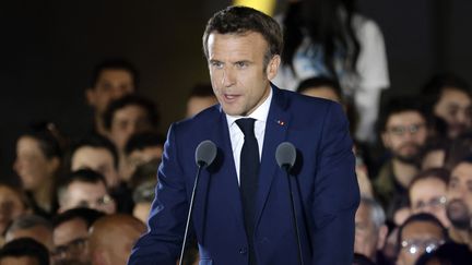 Emmanuel Macron&nbsp;lors de son&nbsp;discours après sa victoire à l'élection présidentielle, au Champ de Mars à Paris, le 24 avril 2022.&nbsp; (LUDOVIC MARIN / AFP)