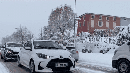 La France est touchée par la neige et le verglas, mardi 13 décembre. Des conditions météorologiques qui perturbent les déplacements des automobilistes. (franceinfo)