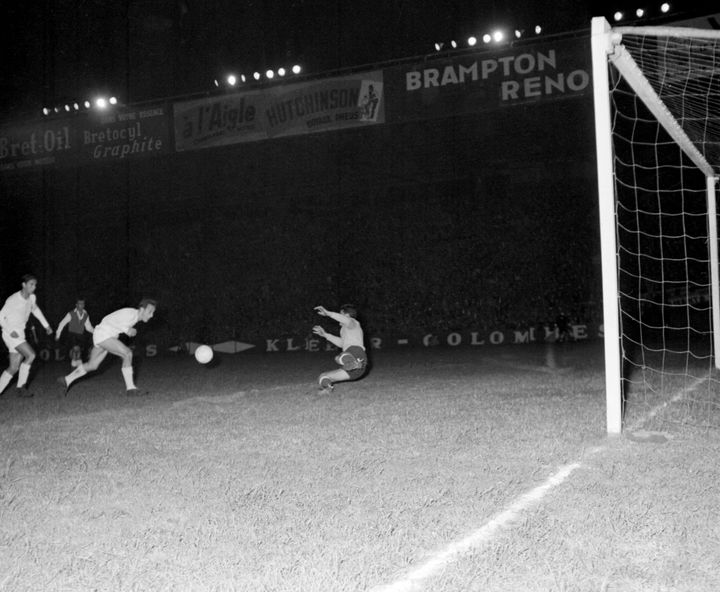 Le gardien défend son but, le 13 juin 1956 au Parc des Princes à Paris, lors d'un match opposant le Real Madrid au Stade de Reims (4-3) comptant pour la finale de la coupe d'Europe des clubs champions. (AFP)