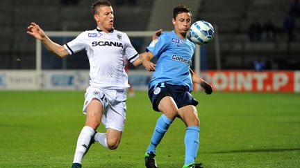 Pierrick Capelle tente de contenir Mohamed-Labib Maouche (GUILLAUME SOUVANT / AFP)