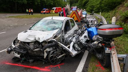 Une voiture accidentée à Auxelles-Bas (Territoire de Belfort), le 12 juin 2022. (MAXPPP)