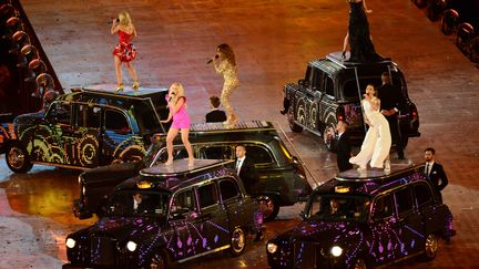 Pour l'occasion, les Spice Girls se sont reform&eacute;es... sur le toit des taxis londoniens. (FRANCK FIFE / AFP)