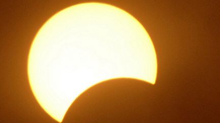 Une éclipse solaire partielle, le 29 mars 2006 à Ajaccio (Corse-du-Sud). (STEPHAN AGOSTINI / AFP)