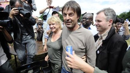 Nicolas Hulot, lors d'un rassemblement, le 9 juillet 2011, près de Nantes, contre la construction d'un nouvel aéroport. (JEAN-SEBASTIEN EVRARD / AFP)