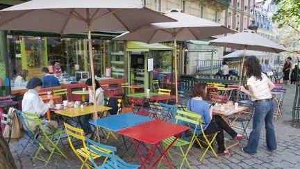 Un caf&eacute; dans le 18e arrondissement de Paris. La restauration, comme l'h&ocirc;tellerie, est particuli&egrave;rement concern&eacute;e par le travail le dimanche, explique l'Insee dans son &eacute;tude publi&eacute;e mercredi 19 novembre 2014.&nbsp; (DANIEL THIERRY / PHOTONONSTOP / AFP)