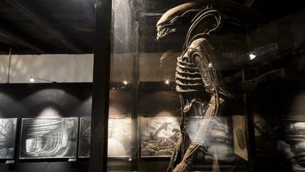 Costume d'"Alien" exposé dans le musée HR Giger de Gruyère (Suisse) 
 (FABRICE COFFRINI / AFP)