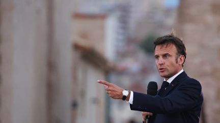 Emmanuel Macron prononce un discours au Fort Saint-Jean, à Marseille, le 27 juin 2023. (GUILLAUME HORCAJUELO / AFP)