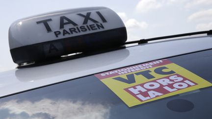  (Des cortèges de taxis sont partis lundi matin des aéroports de Roissy et d'Orly en direction de la place Vauban, dans le 7e arrondissement de la capitale, pour protester contre le service UberPOP © REUTERS/Philippe Wojazer)