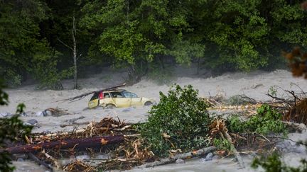 Une voiture emportée par les eaux à Vallouise (Hautes-Alpes), le 21 juin 2024. (THIBAUT DURAND / HANS LUCAS / AFP)