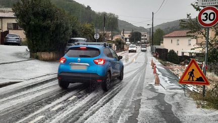 A cause de la neige, les routes des Alpes-Maritimes sont blanches lundi 22 avril 2024. (AGNES GALLE / RADIOFRANCE)