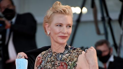 L'actrice australienne Cate Blanchett, présidente du jury de la Mostra de Venise 2020, masque à la main sur le tapis rouge le 3 septembre 2020.&nbsp; (ALBERTO TERENGHI/VENICE2020 / IP / MAXPPP)