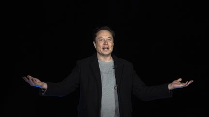 Elon Musk lors d'une conférence de presse à la base de Space X près de Boca Chica, au Texas (Etats-Unis), le 10 février 2022. (JIM WATSON / AFP)