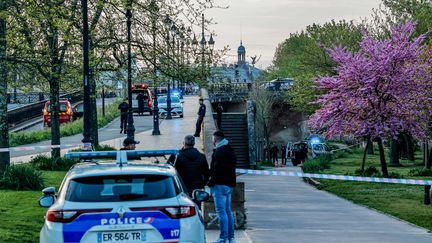 Des policiers et pompiers sur les lieux d'une agression à l'arme blanche à Bordeaux, le 10 avril 2024. (GUILLAUME BONNAUD / SUD OUEST / MAXPPP)