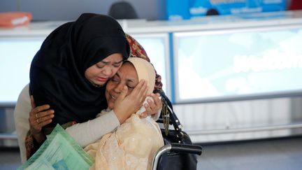 Une femme enlace sa mère qui vient d'arriver de Dubaï à l'aéroport JFK à New York, samedi 28 janvier 2017. (ANDREW KELLY / REUTERS)