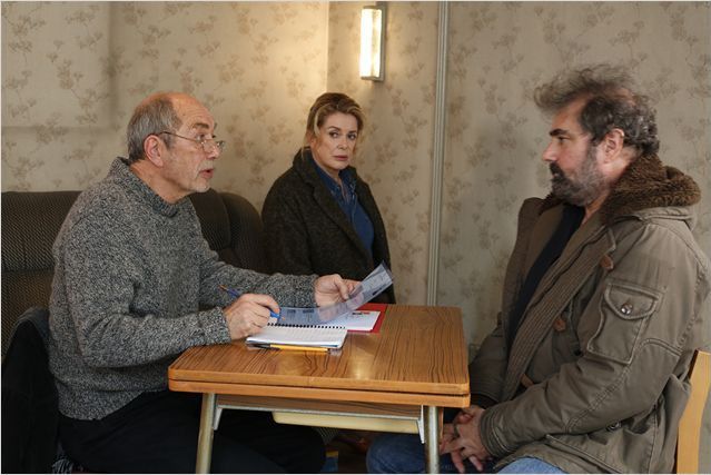 Féodor Atkin, Catherine Deneuve et Gustave Kerven dans "Dans la cour" de Pierre Salvadori
 (Roger Arpajou)