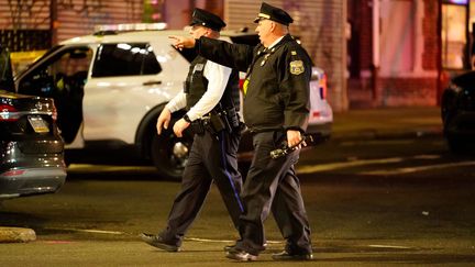 Des policiers établissent un cordon après une fusillade à Philadelphie (Etats-Unis), le 6 avril 2022. (MATT ROURKE/AP/SIPA)