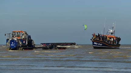 Une embarcation de migrants secourue par la&nbsp;Royal National Lifeboat Institution&nbsp;accoste sur une plage de Dungeness, dans le sud-est de l'Angleterre, le 7 septembre 2021. (BEN STANSALL / AFP)