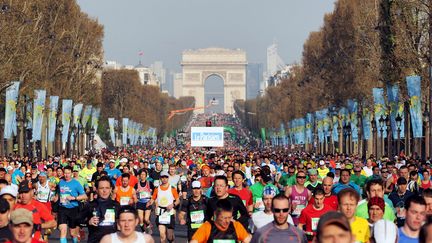 Les 54 000 athlètes participants au&nbsp;39e marathon de Paris, le 12 avril 2015. (MUSTAFA YALCIN / ANADOLU AGENCY)