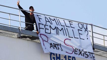 Eric Le Gendre, qui&nbsp;s'est hiss&eacute; le 23 ao&ucirc;t 2013 sur un portique du port de La Rochelle (Charente-Maritime), affirme &ecirc;tre&nbsp;priv&eacute; de la garde de ses enfants depuis six ans. (MAXPPP)