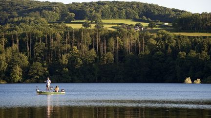 Le lac de rétention de&nbsp;Pannecière, dans la Nièvre, en juin 2008. (RIEGER BERTRAND / HEMIS.FR / AFP)