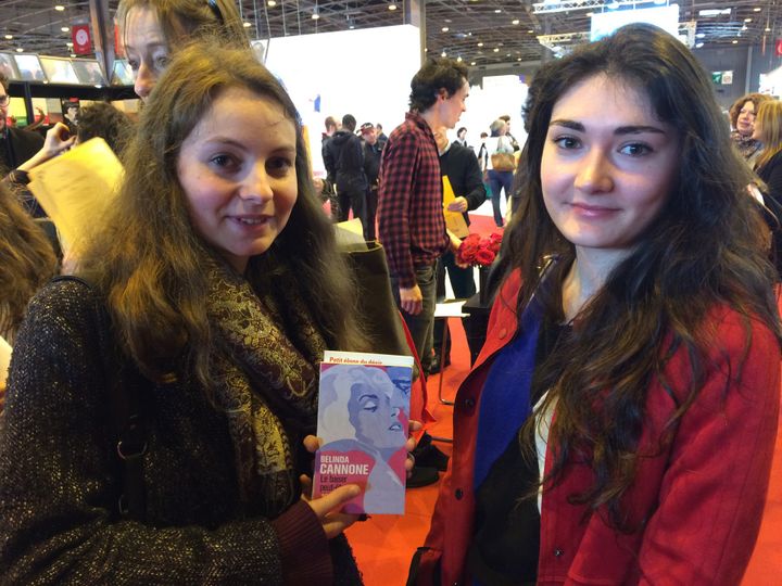 Pascale et Tiphaine, étudiantes, en flânerie littéraire au salon Livre Paris
 (Laurence Houot / Culturebox)