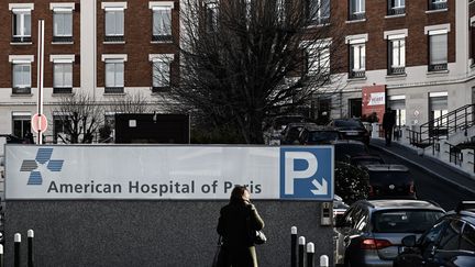 L'entrée de l'hôpital américain de Paris, à Neuilly-sur-Seine. (PHILIPPE LOPEZ / AFP)