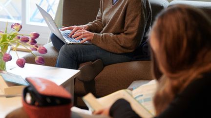 Pas facile de parler sexualité avec son adolescent. Si les parents sont désormais conscients de l'utilité de dispenser une éducation sexuelle à leurs enfants, ils ne savent pas toujours comment s'y prendre. (ANNETTE RIEDL / DPA / AFP)