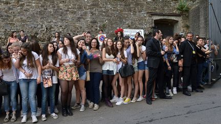 Foule de fans à l'entrée du Fort Belvedere de Florence où se mariaient Kanye West et Kim Kardashian (24 mai 2014)
 (Tiziana Fabi / AFP)