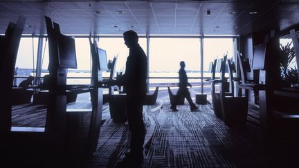 Un homme surfe sur internet &agrave; l'a&eacute;roport de Singapour.&nbsp; (GETTY IMAGES )