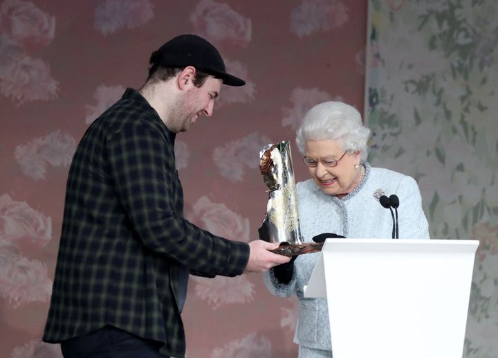 La reine a assisté à la présentation du jeune styliste britannique Richard Quinn, à qui elle a remis le premier "prix Elizabeth II de la mode", février 2018 à Londres 
 (Getty Images)