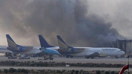 T&eacute;moignage des combats, une fum&eacute;e s'&eacute;l&egrave;ve au dessus de l'a&eacute;roport de Karachi (Pakistan), lundi 9 juin.&nbsp; (RIZWAN TABASSUM / AFP)