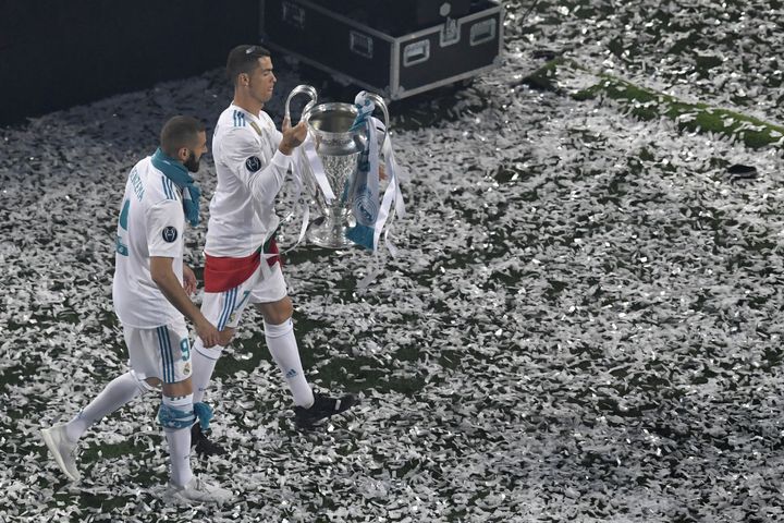 Karim Benzema next to Cristiano Ronaldo, after the Champions League final, won against Liverpool, on May 26, 2018. (AFP)