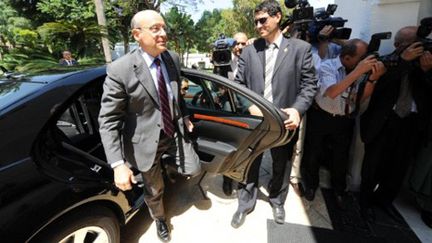 Le ministre des Affaires étrangères, Alain Juppé, lors de son voyage en Algérie, le 16 avril 2011 (AFP / FAROUK BATICHE)