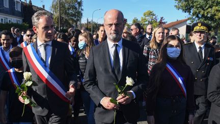 Le ministre de l'Education nationale Jean-Michel Blanquer (centre) lors d'un rassemblement en hommage à Samuel Paty à Conflans-Sainte-Honorine (Yvelines), le 16 octobre 2021. (ALAIN JOCARD / AFP)