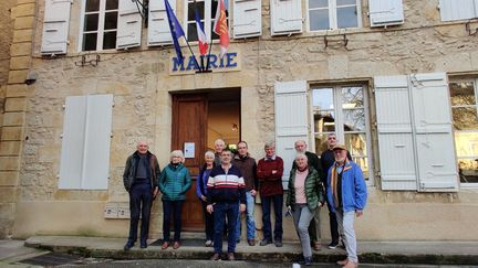 Le maire de Saint-Puy dans le Gers Michel Labatut (au centre) entouré des résidents britanniques du village, le 31 janvier 2020.&nbsp; (STEPHANE IGLESIS / RADIO FRANCE)