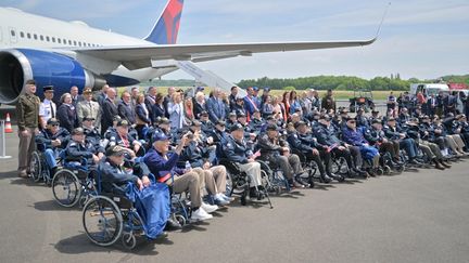 Des anciens combattants américains à leur arrivée à l'aéroport de Deauville-Normandie (Calvaldos), le 3 juin 2024. (LOU BENOIST / AFP)