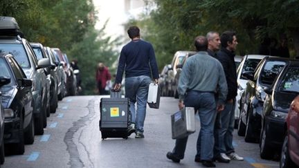 Policiers grecs arrivant à l'ambassade suisse à Athènes après une alerte à la bombe, le 2/11/10 (AFP/Angelos Tzortzinis)