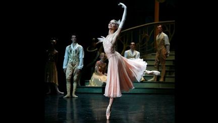 Emilie Cozette dans Cendrillon, chorégraphie de Rudolf Noureev
 (Laurent Philippe / Opéra national de Paris)