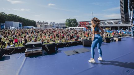 Sissy Mua a donné un cours de fitness au Club France devant plus de 2000 personnes, dimanche 29 juillet 2024. (© Droits réservés)