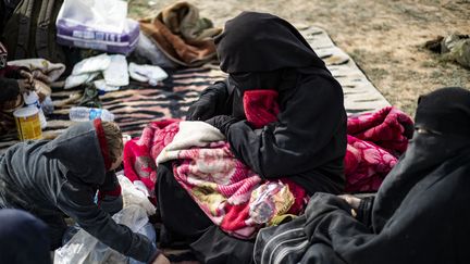 Dorothee Maquere, la femme du jihadiste Jean-Michel Clain, avec ses enfants à Baghouz, le 5 mars 2019. (DELIL SOULEIMAN / AFP)