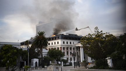 Le toit du Parlement en feu à Cape Town, en Afrique du Sud, le 3 janvier 2022. (RODGER BOSCH / AFP)