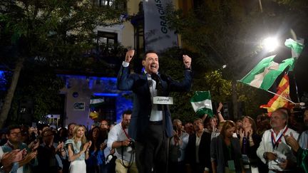 Le candidat Juan Manuel Moreno prononce un discours de victoire à Séville, après sa victoire aux élections régionales d'Andalousie, le 19 juin 2022. (CRISTINA QUICLER / AFP)