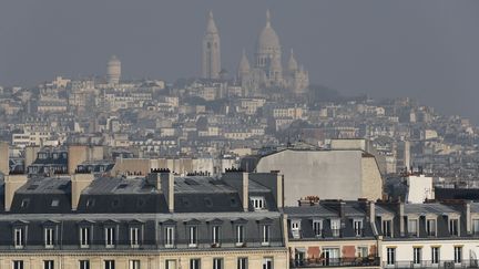 Une photo de la basilique du Sacre-Coeur &agrave; Montmartre &agrave; travers la brume le 12 mars 2015. (PATRICK KOVARIK / AFP)