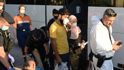 Des migrants secourus par le navire "Ocean Viking" à leur arrivée à la colonie de vacances "Giens Cap Levant" à Hyères, le 11 novembre 2022. (CHRISTOPHE SIMON / AFP)